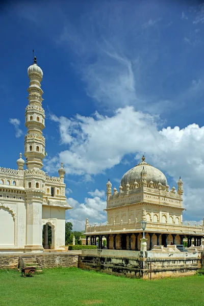 10: 30 2009 Tippu Sultan Mimarı-Gumbaz Anıtmezarı; ve babası Hyder Ali ve annesi Fathima; Begam.Srirangapatna (124; Mysore yakınlarında - Karnataka-INDIA)
