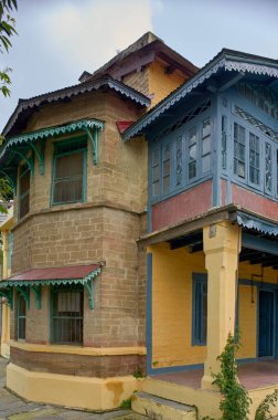 25 Sep 2009 Taş duvarlı, bacalı, taş çatılı, teneke çatılı Almora Uttarakhand Uttranchal Hindistan