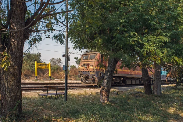 2019年04月04日南中央鉄道のヴィジャヤワダからマハラシュトラ州のワードハ ジャンクション エレクトリック ロコモティブ エンジンへの小さな旗駅ナガリ — ストック写真