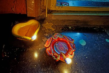 21 Ekim 2014 Dekoratif Clay Pot Petrol Lambası ve Çiçeklerle Şölen Mevsimi Diwali Lokgram Kalyan Maharashtra Indi