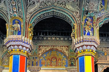 09: 14 2009 Thanjavur Maratha Sarayı Darbar Resim Salonu; Thanjavur; Tamil Nadu; Hindistan