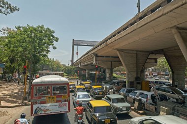Dadar T Mumbai Maharashtra Hindistan 'daki Jagannath Nana Shankar Sheth üstgeçidinde 30-Mar-2008 trafiği.