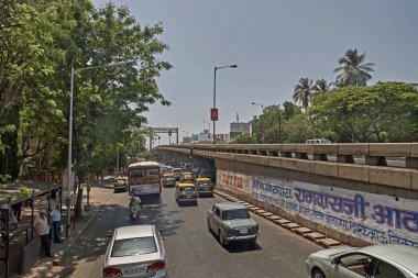 Dadar T Mumbai Maharashtra Hindistan 'daki Jagannath Nana Shankar Sheth üstgeçidinde 30-Mar-2008 trafiği.