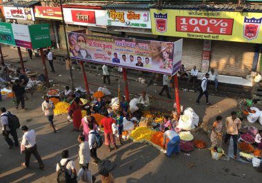 10 15 2021 Satıcısı Dussehra festivali Kalyan İstasyonu için renkli Marigold çiçek satışını kalabalıklaştırdı