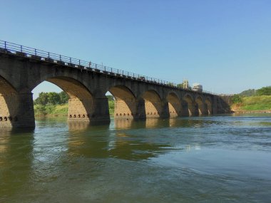 10 22 2021 Vintage Taş Köprüsü Ulhas Nehri üzerinde Ahmednagar Kalyan Ulusal Otoyolu Maharasgtra Hindistan