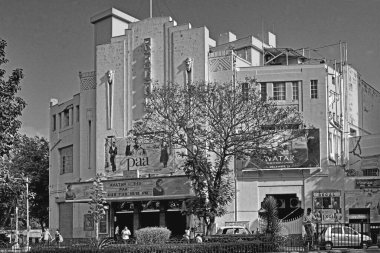 Charles Stevens-Bombay tarafından tasarlanan Art Deco Regal Talkies 'in Eski Siyah ve Beyaz Fotoğrafı Şimdi Mumbai Maharashtra Hindistan