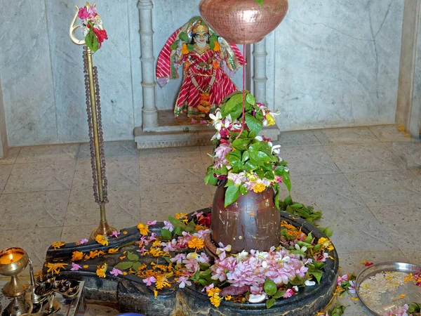 Březen 2019 Květiny Nabídka Shivling Hinglaj Vesnice Sabarkantha Gujarat Indie — Stock fotografie