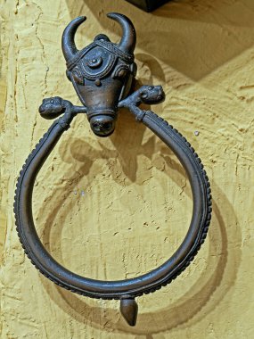 06 Nisan 2019 Klasik Bronz Kapı tokmağı Mumbai Eski Ev Maharashtra Hindistan 'da asılıydı.