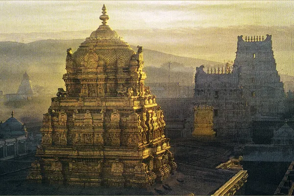 2012 Apr 2012 Apr Tirupati Balaji Growing Gold Plated Sanctum — 스톡 사진