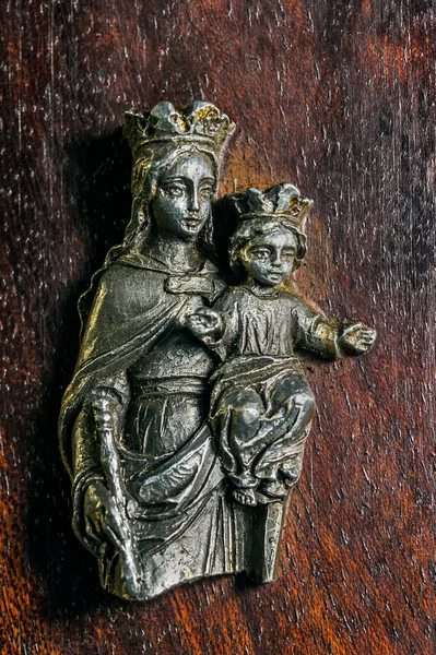 Sie 2016 Vintage Mały Idol Maryi Dzieciątka Jezus Drewnianym Planie — Zdjęcie stockowe