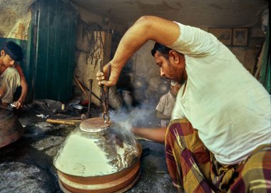 03 14. 2020 Bakır Utensiller içeriden ve dışarıdan konserve olarak kullanılıyor. Bunlar daha sonra Hyderabad Andhra Pradesh 'i pişirmek için kullanılıyor.