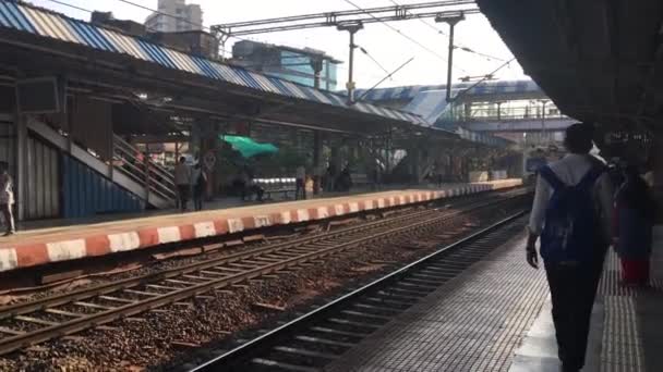 2021 Comboio Suburbano Elétrico Entrando Estação Mulund Cst Mumbai Maharashtra — Vídeo de Stock