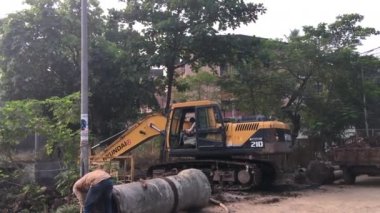 1216 2021 Kazı İşleri ve traktör tramvayı Lokgram Kalyan Maharashtra India şantiyesine dökülüyor..