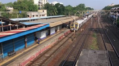 01 03 2022 Batı Tren İstasyonu Vile Parle İstasyonu Mumbai Maharashtra Hindistan