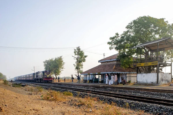 2009 Train Arriving Lunidhar Railway Station Lunidhar Mota Devalia District — ストック写真