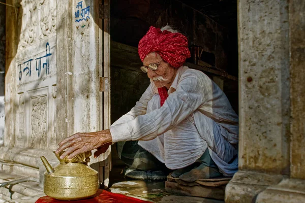 Vecchio Con Red Turbante Pulizia Ottone Vaso Rame Bere Acqua — Foto Stock