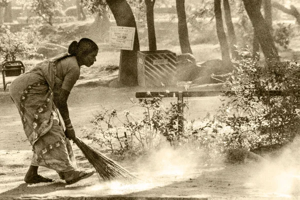 Nov 2020 Women Sweeper Clean Road Nehru Zoological Park Hyderabad — Stock fotografie