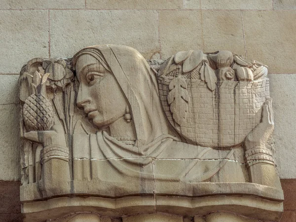 2021 Art Deco Bas Relief Skulptur Visar Kvinna Som Bär — Stockfoto