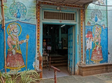 01 04 2022 Dwarpal Muhafız ve Tavuskuşu Duvarı Govardhan Haveli 'nin dışında G P O Mumbai Maharashtra Hindistan yakınlarında boyama