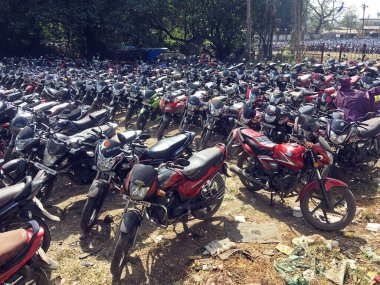 02 04 2022 İki Wheeler Otopark İstasyonu Sidharthnagar Kalyan Doğu Maharashtra Hindistan.