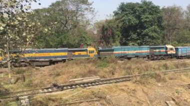 02 04 2022 Double Electric Loco Loco Loco Loco Loving Open Type Box Wagon Coal, Iron Ore, Lime Stone, Dolomite ve diğer Mineralleri taşımak için. Sidharth Nagar yakınlarında Doğu Maharashtra Hindistan.