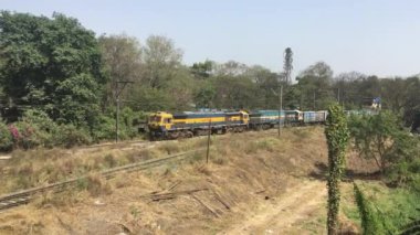 02 04 2022 Double Electric Loco Loco Loco Loco Loving Open Type Box Wagon Coal, Iron Ore, Lime Stone, Dolomite ve diğer Mineralleri taşımak için. Sidharth Nagar yakınlarında Doğu Maharashtra Hindistan.