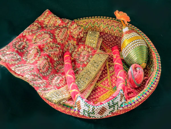 1228 2019 Güzel dekore edilmiş Hindu düğün hindistancevizi stüdyosu Lokgram Kalyan Maharashtra Hindistan.