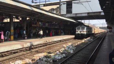 02 09 2022 treni Banaras Varanasi 'den Mumbai' ye, Kalyan Jankshan Maharashtra Hindistan 'a gelmek üzere..