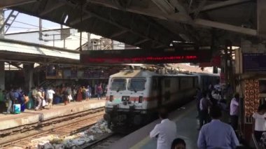 IMG _ 584102 09 2022 treni Kalyan Maharashtra Hindistan 'daki Howrah' dan Mumbai 'ye 6 numaralı perona yanaşıyor..