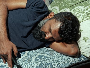 02 21 2022 Mobail Phon Lokgram Kalyan Maharashtra Hindistan 'da Mesaj' yı izleyen genç adam..