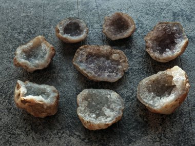 02 21 2022 Quartz var. Ajanta 'dan yerel bir satıcıdan hatıra olarak Ametist minerali. Aurangabad Maharashtra Hindistan' dan..