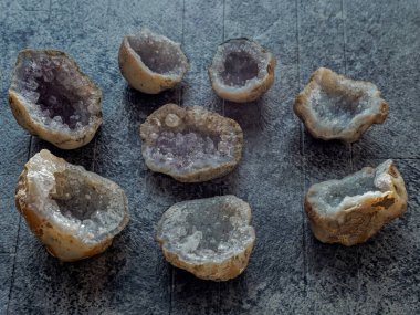 02 21 2022 Quartz var. Ajanta 'dan yerel bir satıcıdan hatıra olarak Ametist minerali. Aurangabad Maharashtra Hindistan' dan..