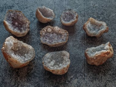 02 21 2022 Quartz var. Ajanta 'dan yerel bir satıcıdan hatıra olarak Ametist minerali. Aurangabad Maharashtra Hindistan' dan..