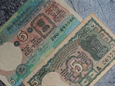 02 13 2022 5Rupi Banknote (Üç Aslan) ve Banknote Rs. 5. İmza S Jaganathan Stüdyosu Lokgram Kalyan Maharashtra Hindistan 'ı çekti..