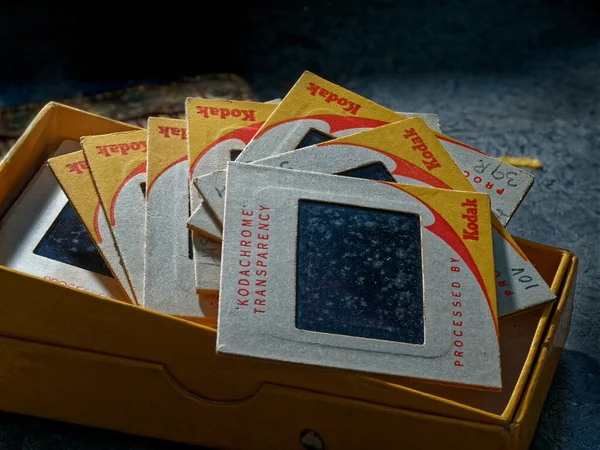 02 25 2022 Vintage Analog Kodak Kodachrome Kaydırakları, şeffaflık ve konteynırlar Stüdyoları, Kalyan Maharashtra Hindistan