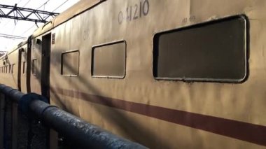 02 20 2022 Merkez Demiryolu Jhelum Ekspres Treni Yıkama Yard Pune Maharashtra Hindistan 'a ilerliyor.