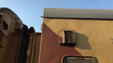 02 20 2022 Merkez Demiryolu Jhelum Ekspres Treni Yıkama Yard Pune Maharashtra Hindistan 'a ilerliyor.