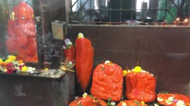 03 01 2022 Vintage Stone Village Deiti ve Ganesh, Mumbai Maharashtra Hindistan yakınlarında kırmızı ya da turuncu renkli geleneksel bir kırmızı kozmetik tozu olan Sindooram ile kaplandı..