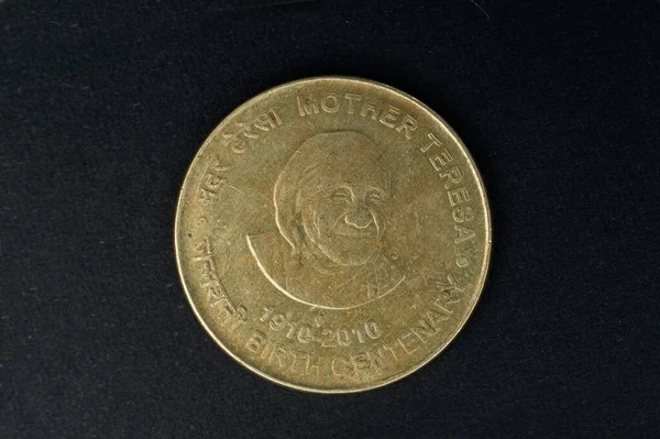2015 Mother Teresa Birth Centenary Five Rupi Coine — Stock Photo, Image