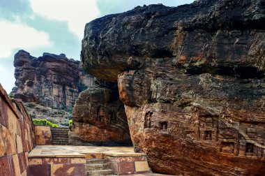 07 Haziran 2008 Doğal Mağara (Tapınak) - Badami Fort BADAMI-Karnataka-INDI