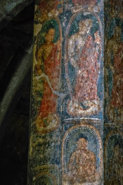 Mağara 10: Sütunlardaki tablolar. Buda görselleri öğretim tavrı ve lotus madalyonları Ajanta Mağaraları, Aurangabad, Maharashtra INDIA