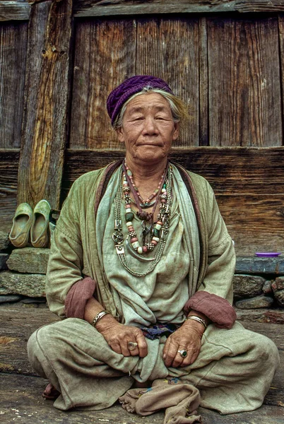 2016 Aunachal Pradesh India Sherdukpen 부족의 여성의 초상화 — 스톡 사진