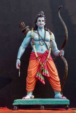 04 10 2022 Shri Ram 'ın Büyük Ayaklı Figür Yay ve Ok Ramnavmi' nin Rama 'dan çıkması vesilesiyle Mandir Pune Maharashtra Hindistan.