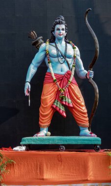 04 10 2022 Shri Ram 'ın Büyük Ayaklı Figür Yay ve Ok Ramnavmi' nin Rama 'dan çıkması vesilesiyle Mandir Pune Maharashtra Hindistan.