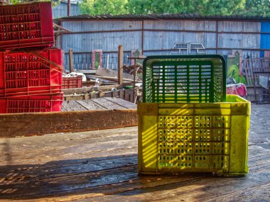 04 10 2022 Renkli plastik sandıklar bir çiftçi pazarında Pune Maharashtra Hindistan üretmek