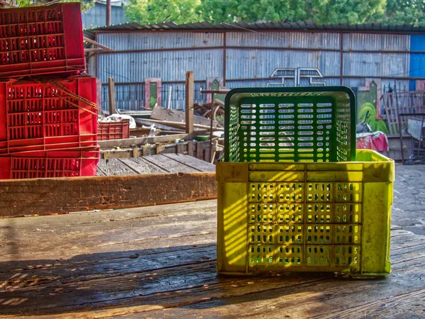 04 10 2022 Renkli plastik sandıklar bir çiftçi pazarında Pune Maharashtra Hindistan üretmek