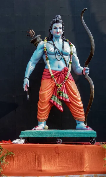 04 10 2022 Shri Ram 'ın Büyük Ayaklı Figür Yay ve Ok Ramnavmi' nin Rama 'dan çıkması vesilesiyle Mandir Pune Maharashtra Hindistan.