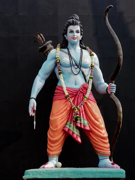04 10 2022 Shri Ram 'ın Büyük Ayaklı Figür Yay ve Ok Ramnavmi' nin Rama 'dan çıkması vesilesiyle Mandir Pune Maharashtra Hindistan.