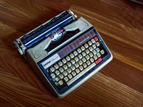 04 09 2022 Eski Vintage daktilosu ahşap Flore Pune Maharashtra Hindistan 'da.