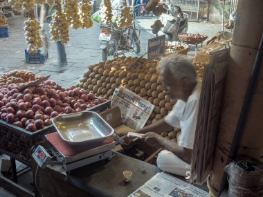 04 10 2022 Red and White Onions and patates for Wafers and chips at Mandai Pune Maharashtra India.